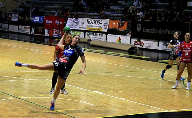 Macarena Gandulfo lanza un penalti.
