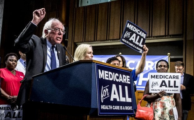 El senador independiente, Bernie Sanders, explica su propuesta sanitaria en Washington. :: Michael Reynolds / efe/