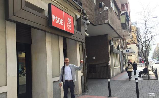 Espinosa colgó en su Facebook esta foto para recordar cuándo entregó las altas en Ferraz./SUR