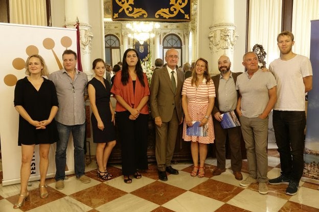 Francisco de la Torre (centro), con los representantes de los fondos europeos que participarán en el foro de coproducción. /SUR