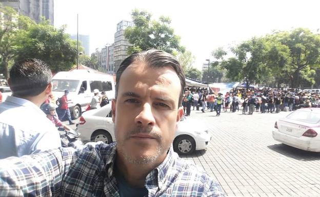 Pablo Antón, en el centro de Ciudad de México el día después del terremoto./SUR