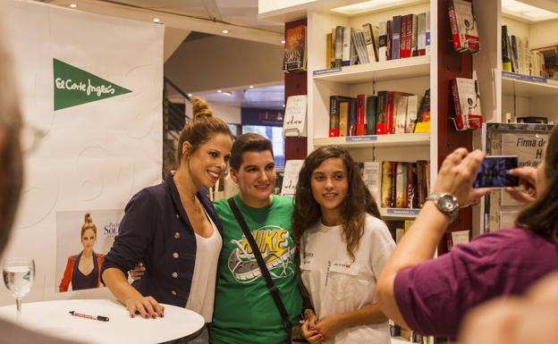 Pastora Soler y dos fans ayer durante la firma de discos./F. J. Acevedo