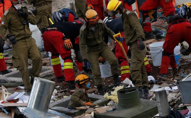 specialistas en las labores de rescate del bloque en el que se busca a Jorge.