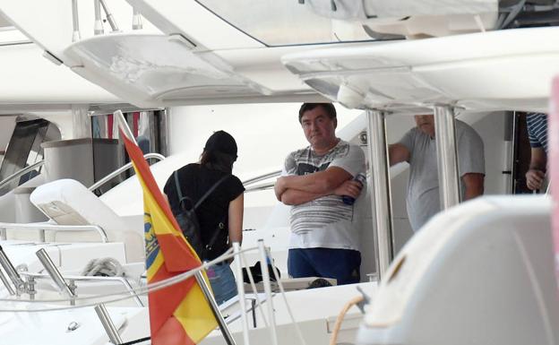 Alexander Grinberg, durante el registro de su yate en Puerto Banús./Josele-Lanza -