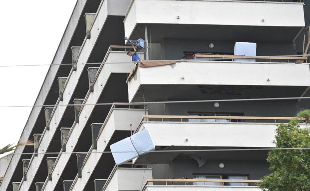 El hotel está siendo vaciado de todo el mobiliario y decoración antes de iniciar las obras. /Josele-Lanza -