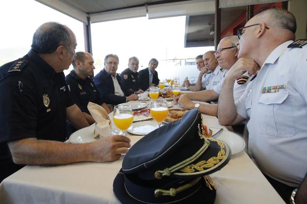 Villabona, frente al ministro Zoido, en una reunión con mandos policiales ayer en La Junquera (Gerona)./