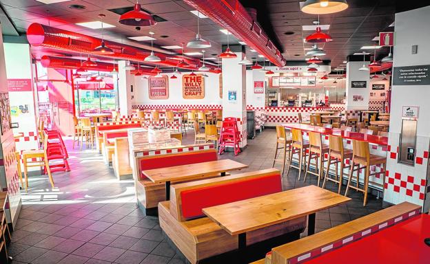 Interior de una de las tiendas Five Guys que ya han abierto en Madrid. /SUR