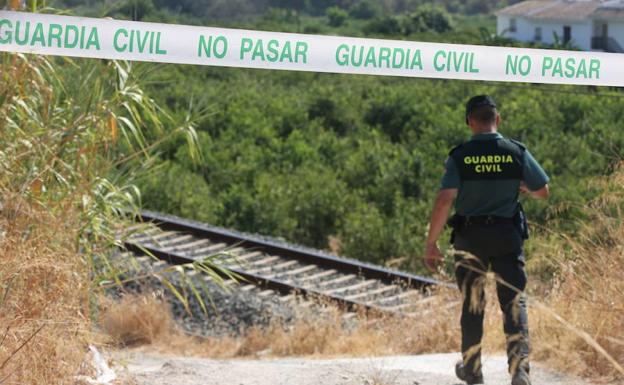 Un agente de la Guardia Civil, en la zona en la que se encontró el cadáver./Salvador Salas