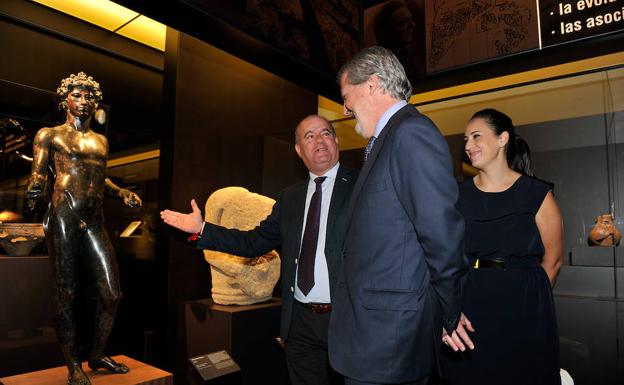 El ministro de Cultura en la inauguración ante el El Efebo de Antequera, mostrado por el alcalde Manuel Barón/A. J. Guerrero