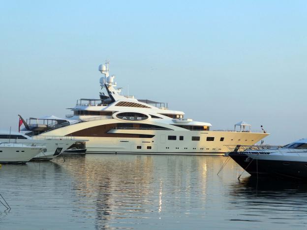 El 'ACE', del magnate armenio Samvel Karapetyan, atracado en Puerto Banús. :: josele-lanza/