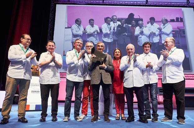 Michel Bras, vestido de oscuro, en el centro, recibe en San Sebastián el premio de Gastronomika rodeado de maestros de la cocina. :: josé Usoz/