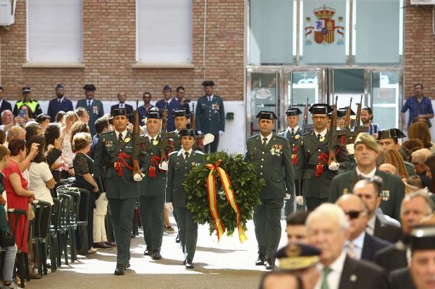 La celebración de la Virgen del Pilar contó con el tradicional acto en homenaje a los caídos en acto de servicio. :: álvaro cabrera/
