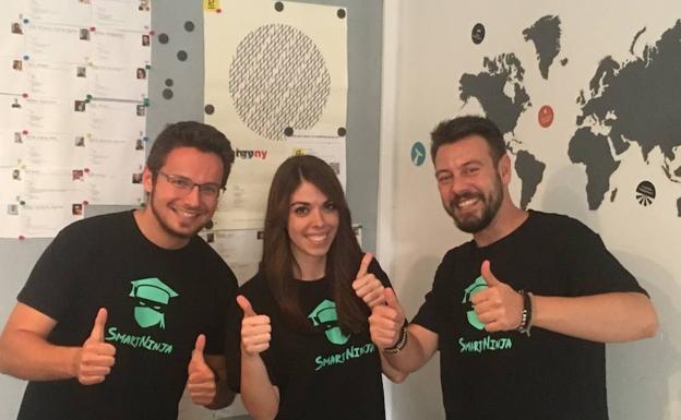 Ben Kolp (i), Denise Carrillo y Giuseppe Ianni, el equipo de SmartNinja Málaga./SUR