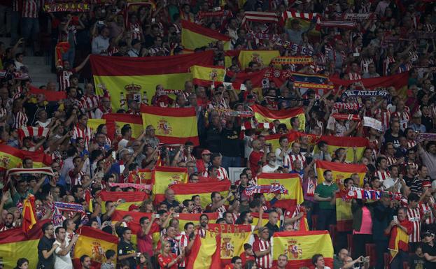 Aficionados del Atlético portando banderas de España. /Reuters