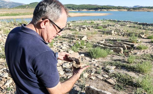 La falta de agua ha dejado a la vista la necrópolis de Peñarrubia. /Fernando Torres