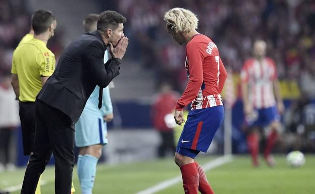 Diego Pablo Simeone y Antoine Griezmann./Afp
