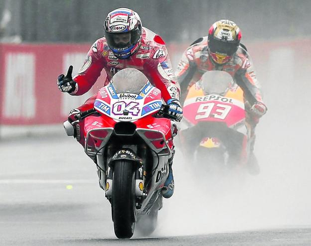 Dovizioso, con Márquez detrás, celebra su victoria sobre el español tras una dura batalla entre ambos en Motegi . :: efe/