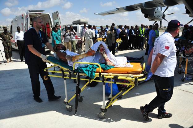 Uno de los heridos en Mogadiscio, en el momento de ser evacuado por un avión militar turco. :: M. A. / afp/