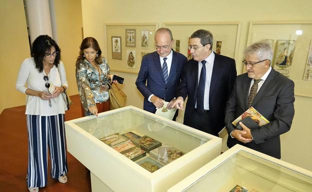 El alcalde de Málaga, Francisco de la Torre, junto a la concejala de Cultura, Gemma del Corral; el director artístico del MUPAM, Elías de Mateo; y el coleccionista y comisario de la exposición, Andrés Sanz Molina.