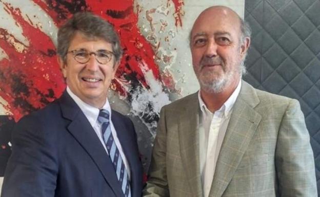 Javier Suqué y Julian Chivite, en la firma del acuerdo./