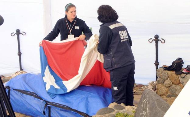Exhumación del cadáver del poeta chileno Pablo Neruda en Isla Negra. /Reuters