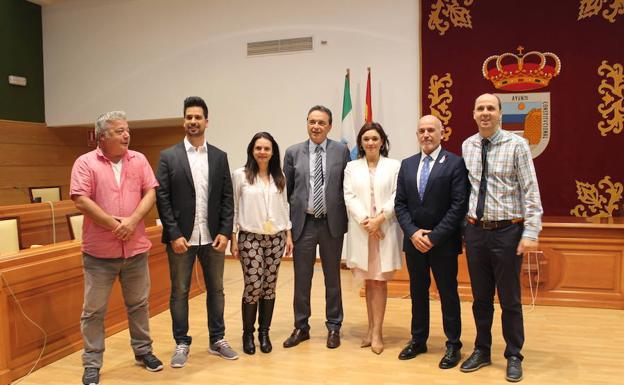 El alcalde, junto a los portavoces de PP, PSOE, IU y CSSP, el viceportavoz de C’s y el edil no adscrito. /A. G.