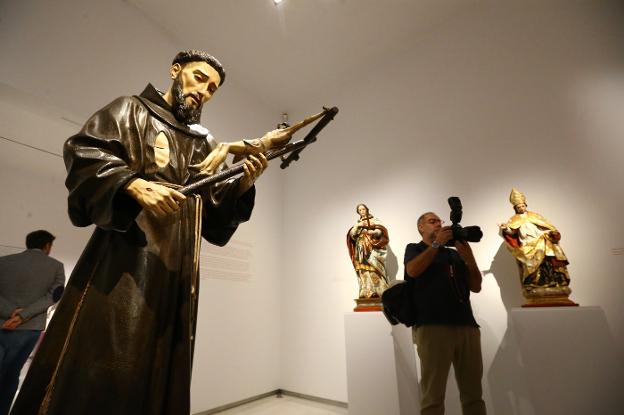 La exposición reúne más de 30 piezas procedentes de diversas ciudades del país. :: fernando gonzález/