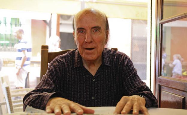 Chiquito de la Calzada, ayer al mediodíaen su asiento habitual de El Chinitas. /Álvaro Cabrera