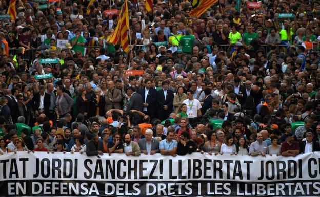 Manifestantes, con el Govern al frente, piden la excarcelación de Cuixart y Sànchez./Afp