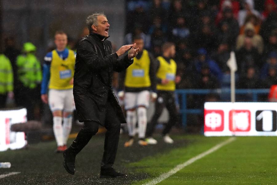 Mourinho, en el encuentro ante el Huddersfield. /AFP