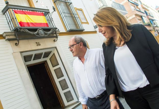 Juan Cornejo y Susana Díaz, camino de la sede regional del PSOE en Sevilla. /Raúl Caro. EFE