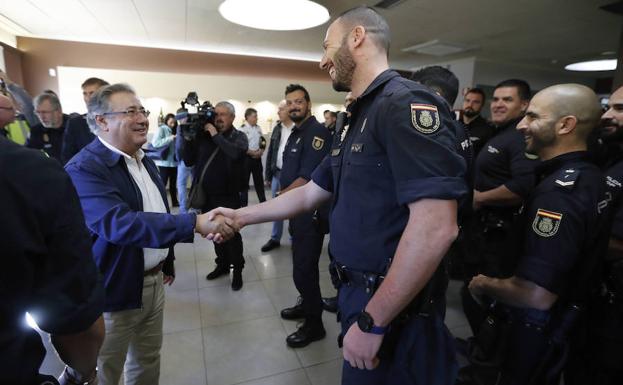 Zoido saludando a varios policías./Efe