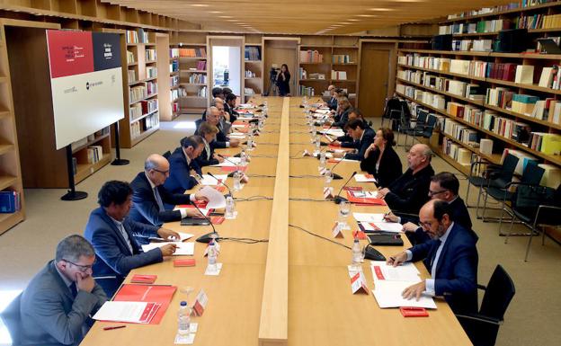 La biblioteca del Cilengua de San Millán acogió ayer el primer encuentro del Club de Amigos de Futuro en Español/Juan Marín