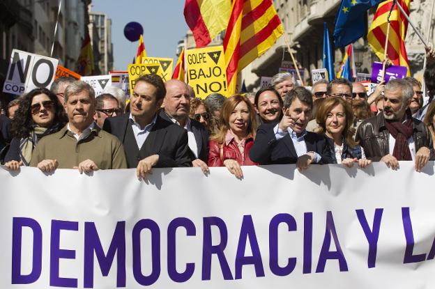 Cabecera de la manifestación que organizó Societat Civil el 8 de octubre en Barcelona. :: m. pérez / efe/
