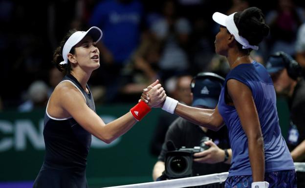 Garbiñe Muguruza felciita a Serena Williams. /Efe