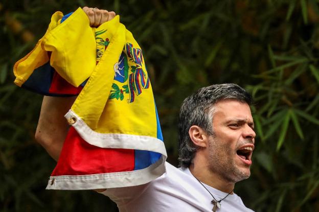 Leopoldo López, símbolo de la lucha opositora, saluda a seguidores en Caracas. :: Miguel Gutiérrez/ efe/