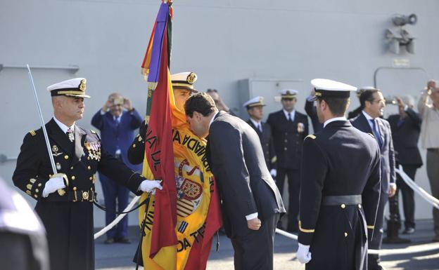Juanma Moreno besa la bandera /F. Silva