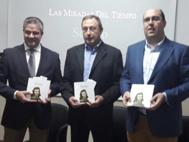 Victor González, Francisco López y Antonio Montilla, con el libro sobre Serrato./SUR