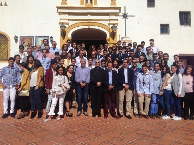 Jóvenes Cruceros en la visita a la capilla malagueña del Monte Calvario. sur/