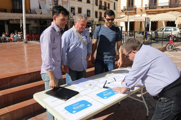 De izquierda a derecha, Pedro Porras, Antonio Mariscal y Bernardino Guerrero, el pasado jueves en la plaza del Socorro. v. melgar /