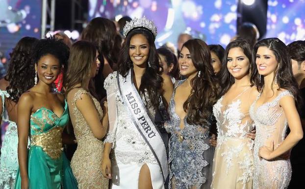 Miss Perú 2017, Romina Lozano (en el centro), rodeada por las aspirantes al título. /Afp