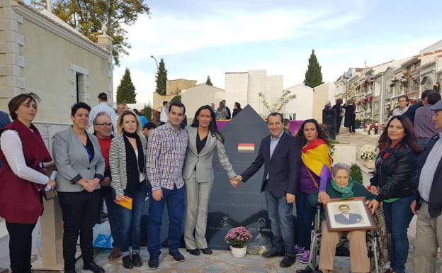 Autoridades y familiares de los represaliados, en el monumento de Cañete la Real./Sur