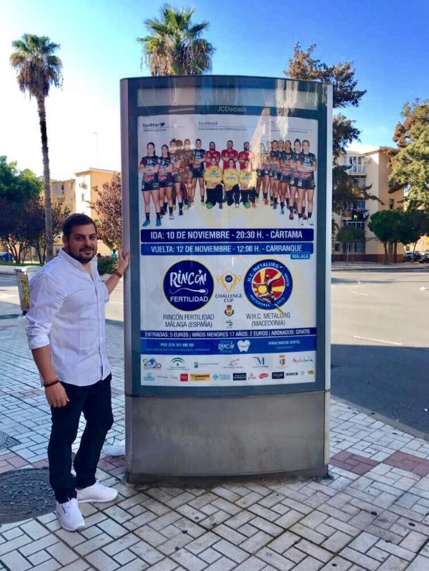 Suso Gallardo, con una marquesina que anuncia el duelo europeo. :: sur/