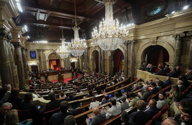 Sesión en el Parlament durante la comparecencia de Carles Puigdemont el 10 de octubre. / A. EGEA / REUTERS