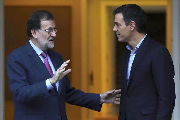 Acercamiento. Rajoy recibe a Sánchez a las puertas de la Moncloa antes de una de las reuniones que han mantenidos estos meses. :: efe/