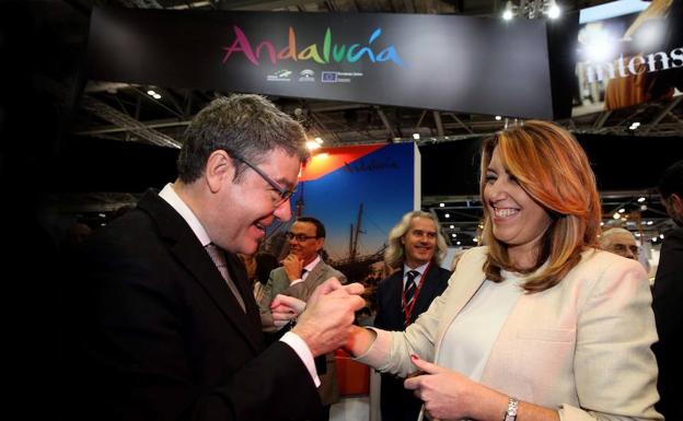 Susana Díaz y el ministro de Energía, Turismo y Agenda Digital, Álvaro Nadal, se saludan en Londres. /Salvador Salas