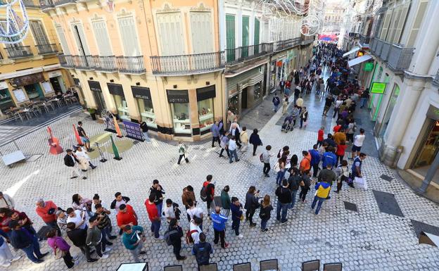 Colas en la ‘fan zone’ de la selección española en Málaga para lograr entradas para el entrenamiento