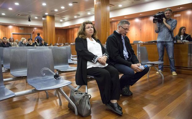 La presidenta de la protectora Parque Animal de Torremolinos junto al otro procesado, durante el juicio celebrado en la Audiencia Provincial de Málaga,/EFE