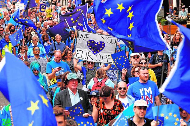 Manifestantes proeuropeos participan en Londres en una marcha contra la salida de la UE. :: Luke MacGregor / reuters/