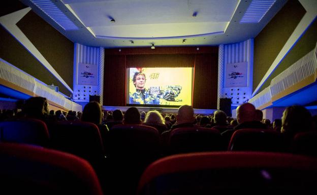El documental se estrenó en el teatro Liceo de Cheste. /Rafa Marrodán/Photocall3000